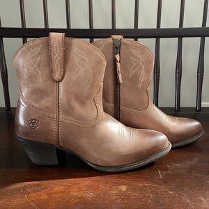 NWOT ARIAT WESTERN ANKLE BOOTS